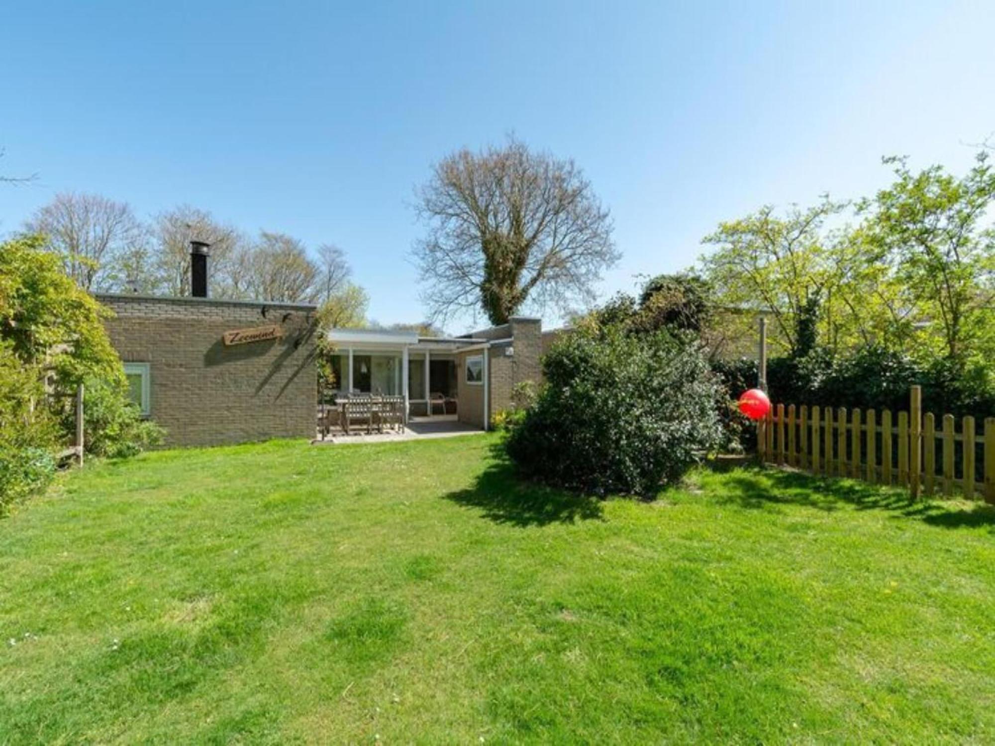 Stylish Bungalow With A Large Garden Sint Maartensvlotbrug Exteriör bild