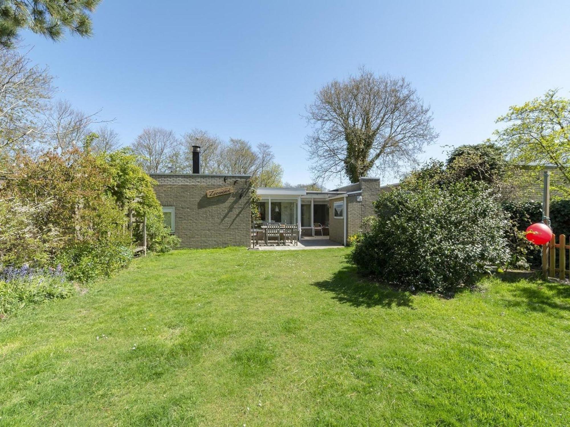 Stylish Bungalow With A Large Garden Sint Maartensvlotbrug Exteriör bild