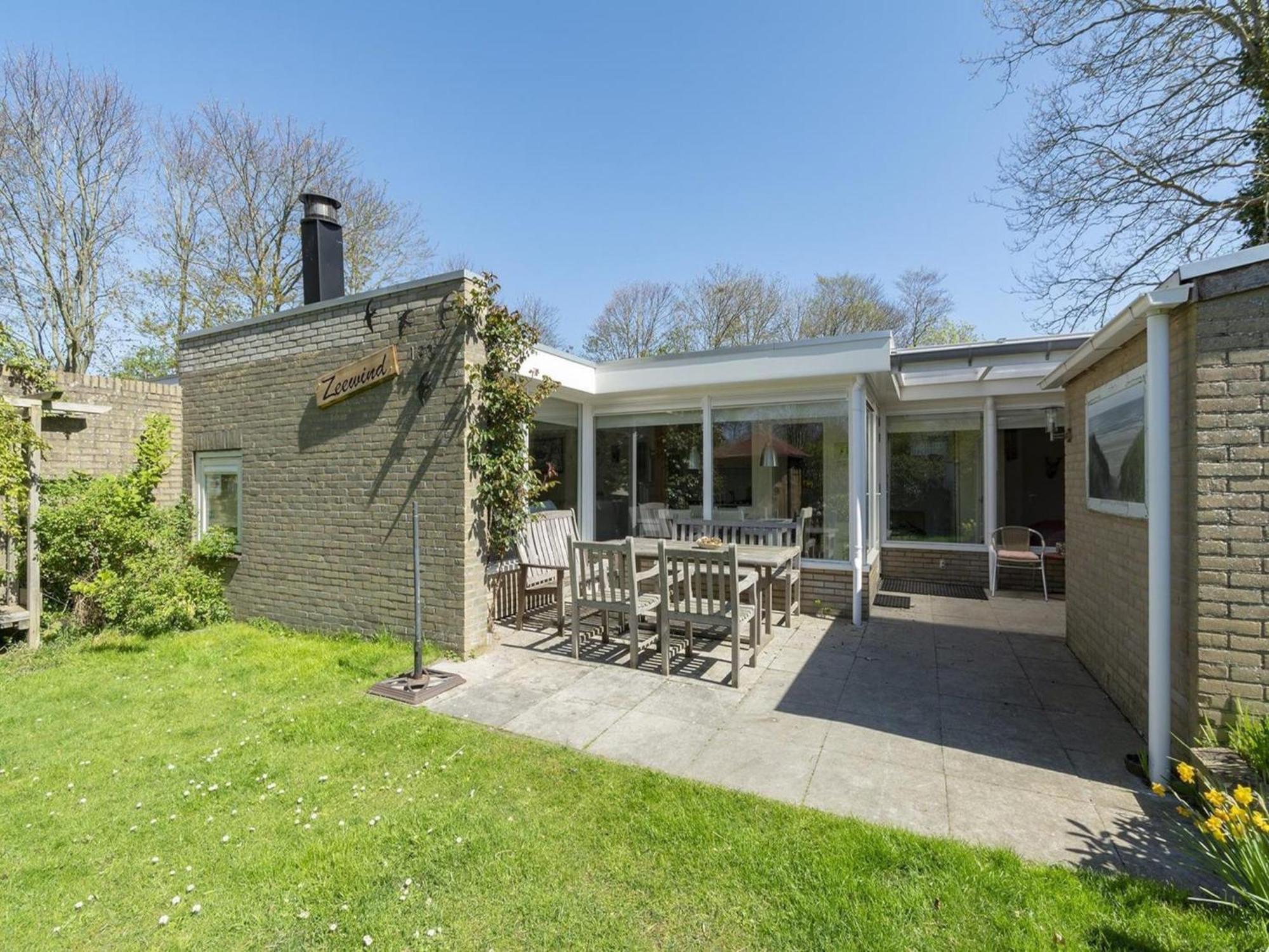 Stylish Bungalow With A Large Garden Sint Maartensvlotbrug Exteriör bild
