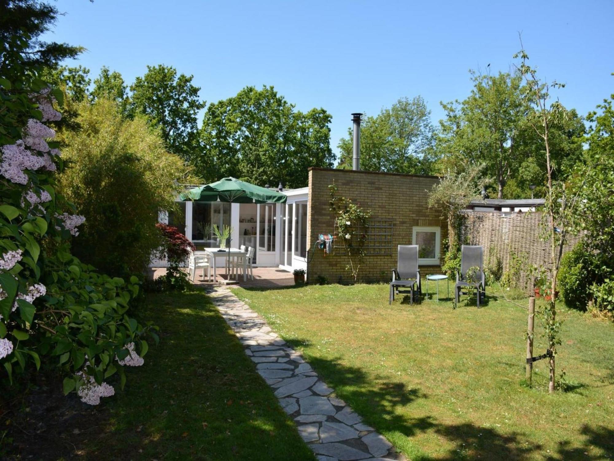 Stylish Bungalow With A Large Garden Sint Maartensvlotbrug Exteriör bild