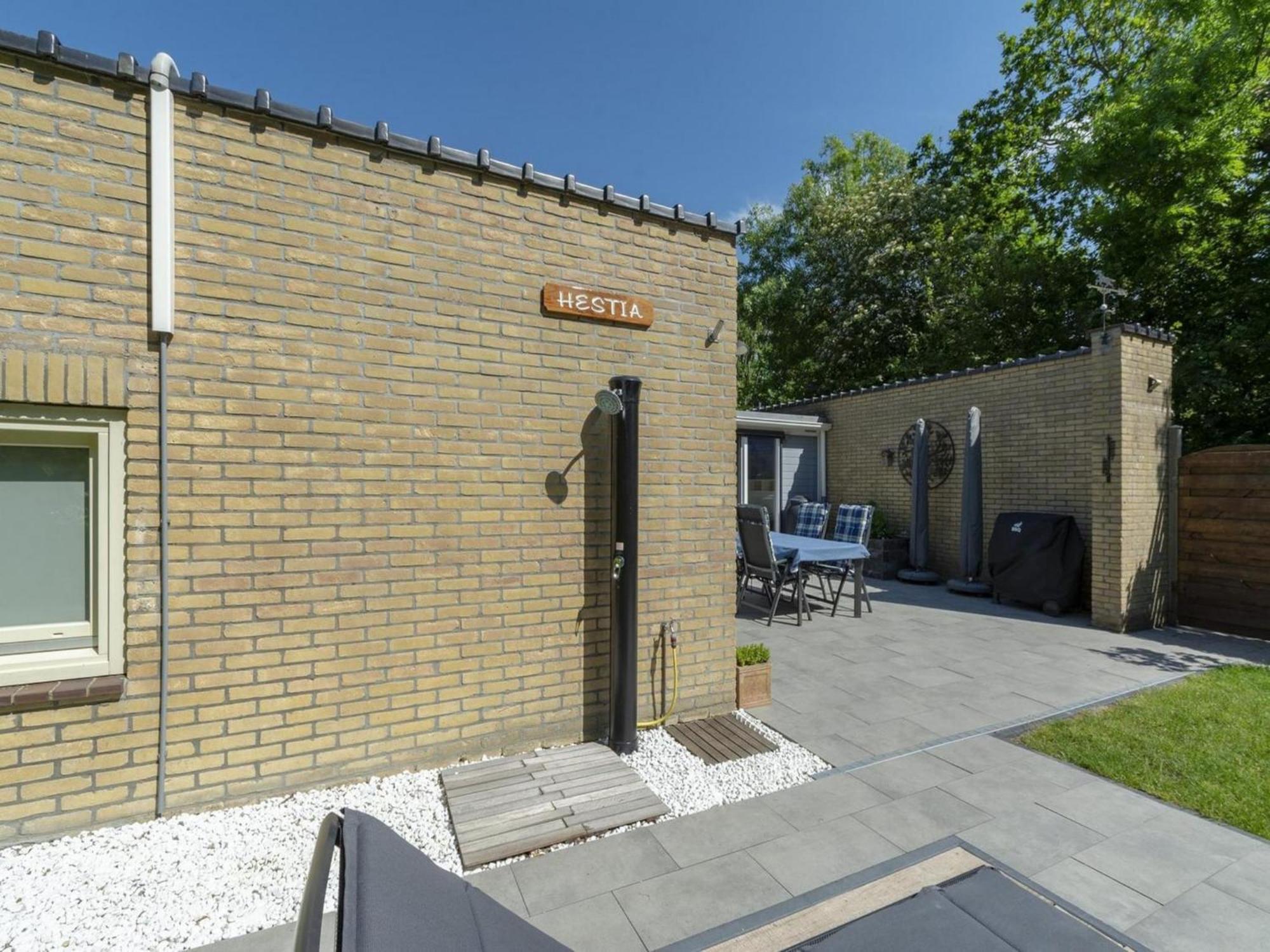 Stylish Bungalow With A Large Garden Sint Maartensvlotbrug Exteriör bild