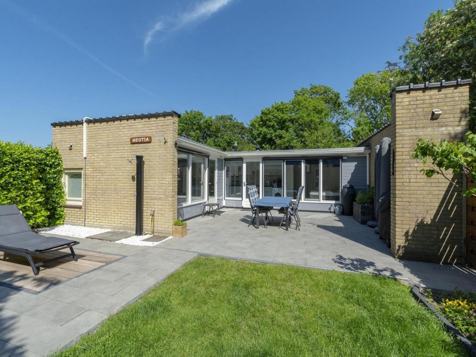 Stylish Bungalow With A Large Garden Sint Maartensvlotbrug Exteriör bild